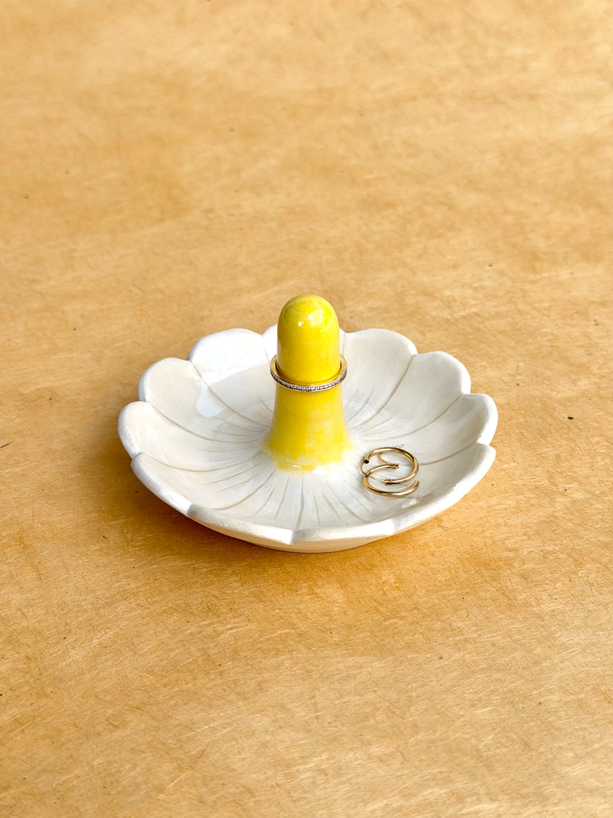 Jewelry Dish - Carved Daisy (A)